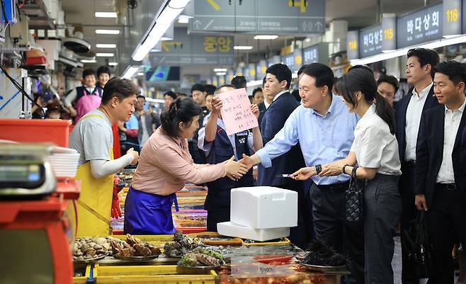 [부산=뉴시스] 윤석열 대통령과 부인인 김건희 여사는 2일부터 6박7일간의 일정으로 여름 휴가에 들어갔다. 두 사람은 대통령 휴양지인 경남 거제 저도에서 수일간 머무르며 휴식을 취할 예정이다. 사진은 지난달 27일 부산 중구 자갈치시장을 방문해 상인들과 인사하는 윤 대통령과 김 여사의 모습. (사진=대통령실 제공) 2023.08.02. photo@newsis.com *재판매 및 DB 금지