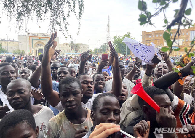 [니아메=AP/뉴시스] 27일(현지시각) 니제르 수도 니아메에서 군부 쿠데타 지지자들이 손팻말을 들고 지지 시위를 하고 있다. 2023.07.28.
