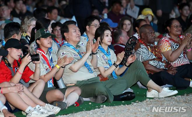 [부안=뉴시스] 전신 기자 = 윤석열 대통령과 부인 김건희 여사가 2일 전북 부안군 새만금 일대에서 열린 2023 새만금 제25회 세계스카우트잼버리 개영식에서 기수단 입장에 박수치고 있다. 2023.08.02. photo1006@newsis.com