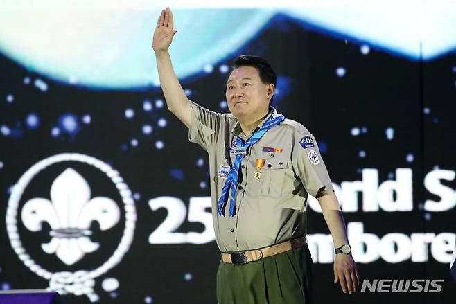 [부안=뉴시스] 전신 기자 = 윤석열 대통령이 2일 전북 부안군 새만금 일대에서 열린 2023 새만금 제25회 세계스카우트잼버리 개영식에서 환영사를 마친 뒤 손을 흔들고 있다. 2023.08.02. photo1006@newsis.com