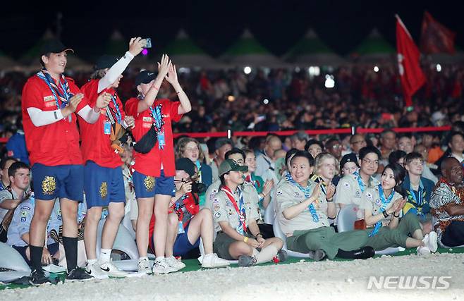 [부안=뉴시스] 전신 기자 = 윤석열 대통령과 부인 김건희 여사가 2일 전북 부안군 새만금 일대에서 열린 2023 새만금 제25회 세계스카우트잼버리 개영식에서 스카우트 대원들을 바라보며 박수치고 있다. 2023.08.02. photo1006@newsis.com