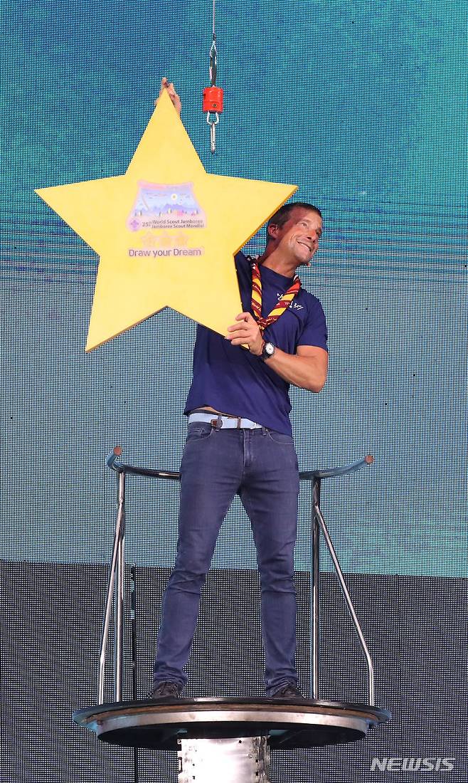 [부안=뉴시스] 전신 기자 = 생존 전문가 베어 그릴스가 2일 전북 부안군 새만금 일대에서 열린 2023 새만금 제25회 세계스카우트잼버리 개영식을 찾아 퍼포먼스를 하고 있다. 2023.08.02. photo1006@newsis.com