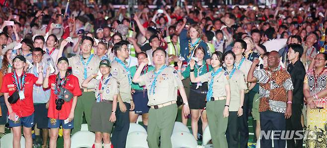 [부안=뉴시스] 전신 기자 = 윤석열 대통령과 부인 김건희 여사가 2일 전북 부안군 새만금 일대에서 열린 2023 새만금 제25회 세계스카우트잼버리 개영식에서 전 세계 스카우트 대원들의 꿈과 도전을 응원하며 종이비행기 날리기 퍼포먼스를 하고 있다. 2023.08.02. photo1006@newsis.com