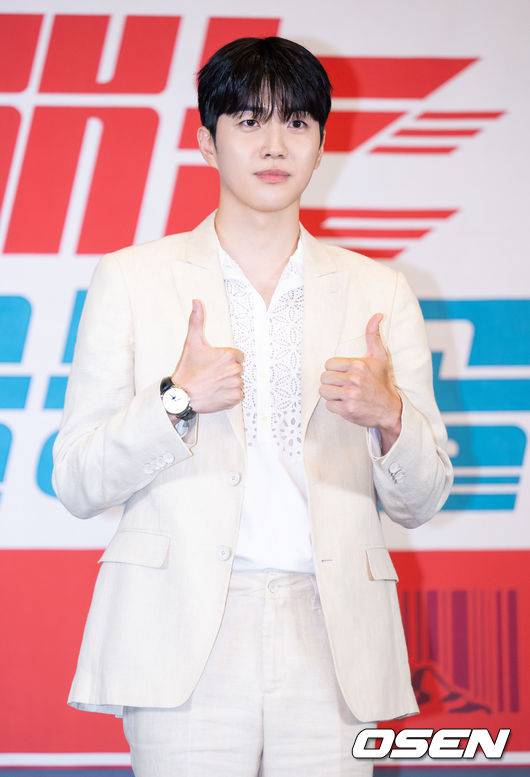 [OSEN=김성락 기자] 2일 오후 서울 서초구 더 리버사이드 호텔 강남에서 JTBC 예능 ‘택배는 몽골몽골’ 제작발표회가 열렸다. 배우 강훈이 취재진을 향해 포즈를 취하고 있다. 2023.08.02 /ksl0919@osen.co.kr