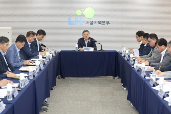 발언하는 이한준 LH 사장 - 이한준 한국토지주택공사(LH) 사장이 2일 오후 서울 강남구 LH 서울지역본부에서 열린 사장 주재 회의에서 발언하고 있다. 2023.8.2 연합뉴스