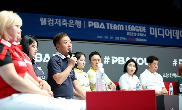 디펜딩 챔피언 블루원리조트 팀리더 엄상필이 새 시즌 각오를 밝히고 있다. PBA 제공]