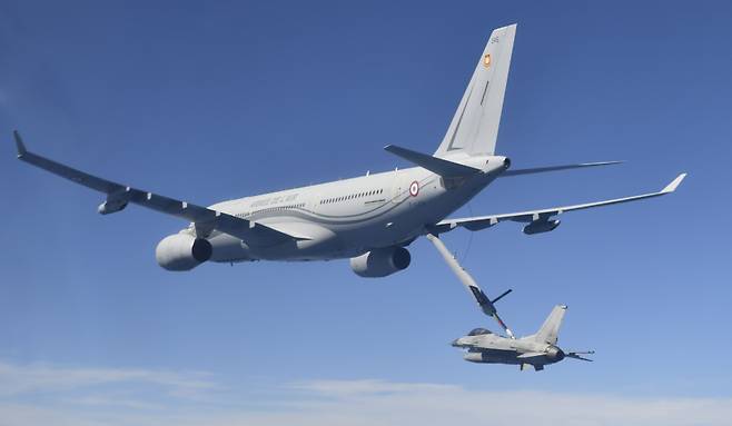 25일 한국 공군의 F-16 2대와 프랑스 항공우주군의 'A330 MRTT' 1대가 공중급유 절차를 숙달하기 위한 연합공중급유훈련을 실시하고 있다. ⓒ연합뉴스