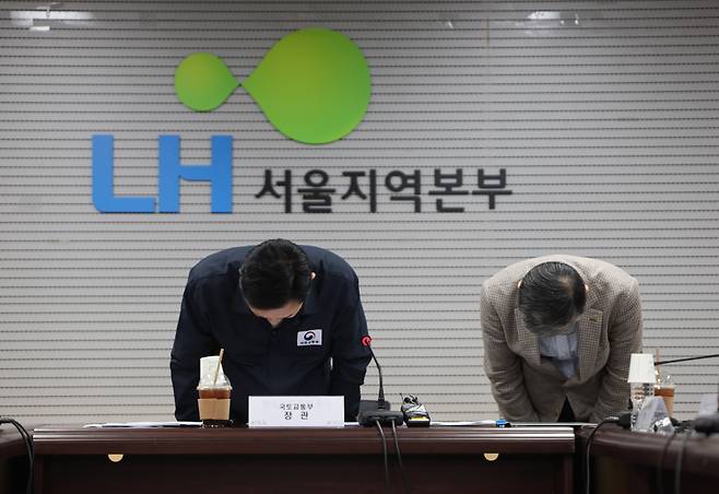 원희룡&nbsp;국토교통부 장관(왼쪽)과 이한준 LH 사장이 지난달 30일 LH서울지역본부에서 열린 공공주택 긴급안전점검 회의에 앞서 LH 발주 아파트에서 철근 누락이 발견된 점에 대해 사과하며 고개 숙이고 있다.&nbsp; ⓒ연합뉴스