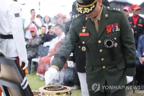 추모하는 임성근 해병대 1사단장  고(故) 채수근 상병의 안장식이 2023년 7월 22일 오후 국립대전현충원에서 거행되는 가운데 임성근 해병대 1사단장이 추모하고 있다. 채수근 상병은 지난 19일 경북 예천 내성천에서 실종자를 수색하던 중 급류에 휩쓸려 숨졌다.
 [연합뉴스 자료사진]