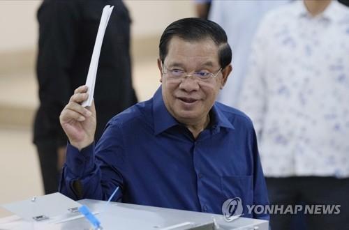 지난달 23일 실시된 캄보디아 총선 투표에 참여한 훈센 총리 [AP=연합뉴스. 재판매 및 DB 금지]