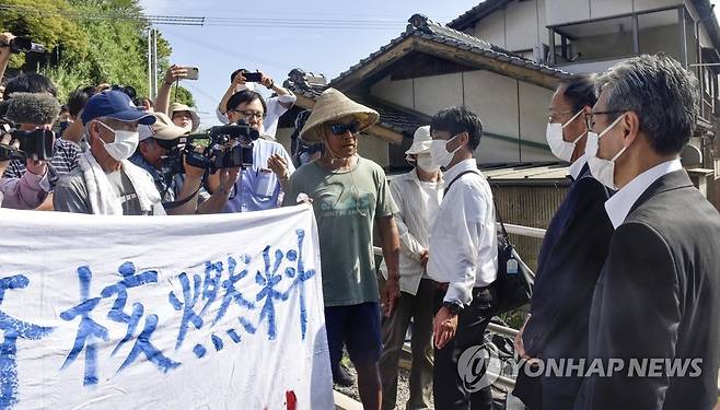 사용후핵연료 저장시설 건립 반대하는 주민들 (가미노세키[일본] 교도=연합뉴스) 일본 전력회사인 주고쿠전력의 사용후 핵연료 저장시설 건립에 반대하는 야마구치현 가미노세키 주민들이 2일 주고쿠전력 관계자의 방문에 항의하고 있다. 2023.8.2 photo@yna.co.kr