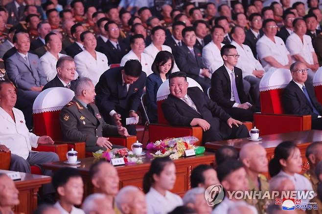 북한 김정은, 중·러 대표단들과 공연관람 (평양 조선중앙통신=연합뉴스) 김정은 북한 국무위원장이 '전승절'(6ㆍ25전쟁 정전협정기념일) 70주년 행사 참석차 방북한 러시아 군사대표단, 중국 정부 대표단과 함께 공연을 관람했다고 조선중앙통신이 27일 보도했다. 2023.7.27 
    [국내에서만 사용 가능. 재배포 금지. For Use Only in the Republic of Korea. No Redistribution] nkphoto@yna.co.kr