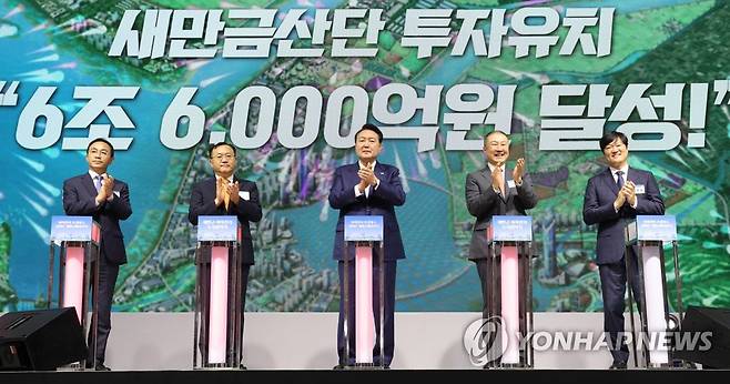 새만금 이차전지 투자협약식 퍼포먼스하는 윤 대통령 (군산=연합뉴스) 임헌정 기자 = 윤석열 대통령이 2일 전북 군산새만금컨벤션센터(GSCO)에서 열린 '새만금 이차전지 투자협약식'에서 참석자들과 버튼을 누르는 퍼포먼스를 마친 뒤 박수치고 있다. 왼쪽부터 김오진 국토교통부 제1차관, 명노현 LS 대표, 윤 대통령, 구자은 LS그룹 회장, 허제홍 엘앤에프 의장. 2023.8.2 [대통령실통신사진기자단] kane@yna.co.kr