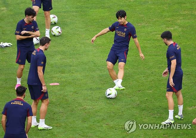 PSG 유니폼 입고 한국 찾은 이강인 (부산=연합뉴스) 강덕철 기자 = 파리 생제르맹(PSG) 이강인이 2일 오후 부산 연제구 아시아드주경기장에서 열린 팀 오픈트레이닝에서 동료들과 훈련을 하고 있다.2023.8.2 handbrother@yna.co.kr