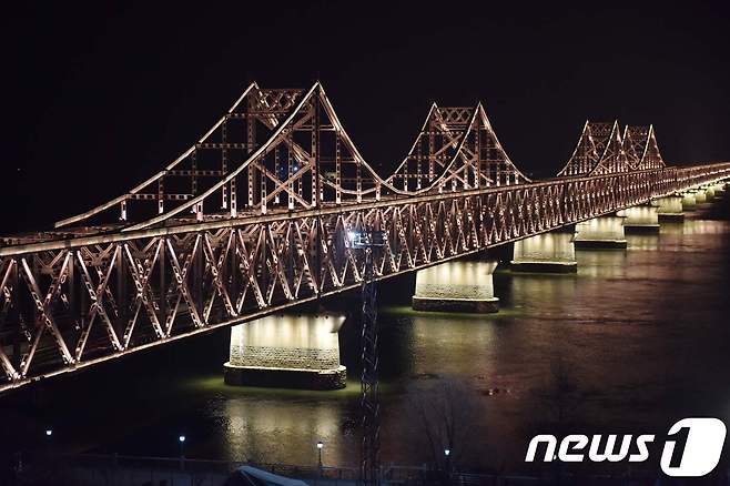 중국 랴오닝 성 단둥에서 북한 신의주와 마주한 압록강 대교. ⓒ AFP=뉴스1 ⓒ News1 우동명 기자