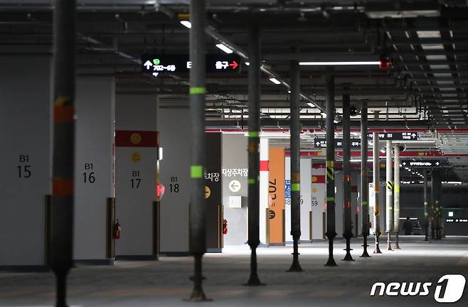 1일 경기 오산시 청학동 오산세교2 A6블록 아파트 지하주차장에 잭서포트(하중분산 지지대)가 설치돼 있다. 국토부는 한국토지주택공사(LH)가 발주한 무량판 구조 아파트 91개 단지 중 철근 누락 15곳 아파트를 공개했다. 조사 결과 이 단지는 보강 철근 필요 기둥 90개 중 75개가 철근이 미흡하게 들어간 것으로 파악됐다. 2023.8.1/뉴스1 ⓒ News1 김영운 기자