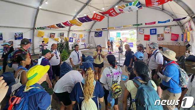 2023 새만금 세계스카우트 잼버리 개막일인 1일 전북 부안군 잼버리 대회장에서 참가자들이 시설을 둘러보고 있다. 2023.8.1/뉴스1 ⓒ News1 유경석 기자