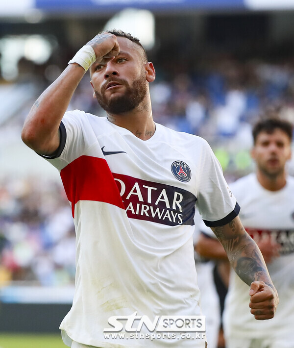 3일 부산 연제구 부산아시아드 주경기장에서 열린 쿠팡플레이 시리즈 3차전 파리 생제르맹(PSG)과 전북현대의 경기, 전반전 파리생제르맹 네이마르가 선취득점을 하고 세리머니를 하고 있다. 사진┃뉴시스