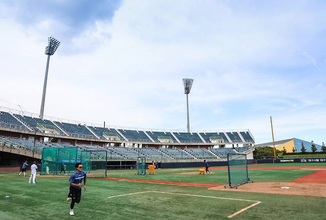 낮은 관중석의 포항구장 전경. 사진제공=삼성 라이온즈