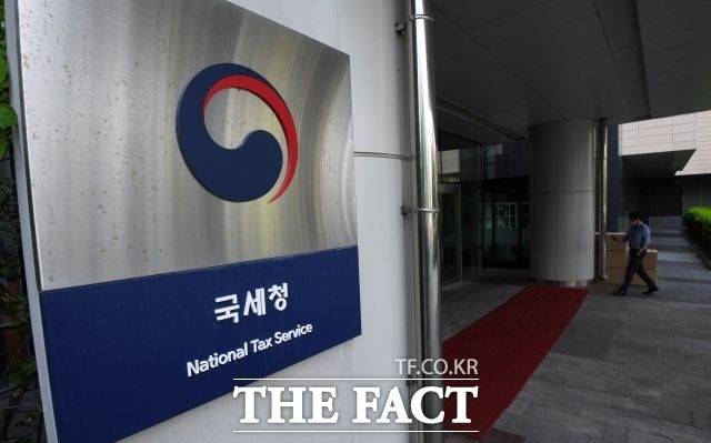 김종갑 인천재능대 유통물류과 교수는 국세청이 내놓은 유권해석에 대해 결국 주류업계 배만 불려주는 꼴이 될 것이라고 지적했다. /더팩트 DB