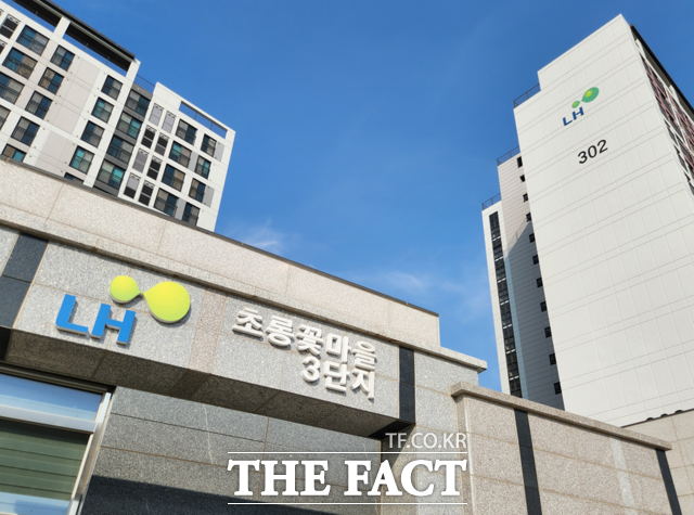 한국토지주택공사(LH)가 공급한 파주 운정 동패동 '꽃초롱마을3단지' 아파트의 기둥 6곳에서 철근이 누락된 것으로 밝혀졌다. LH는 보강공사를 진행하면서 입주민에게는 해당 작업을 '도색공사'로 안내해 왔다. /최지혜 기자