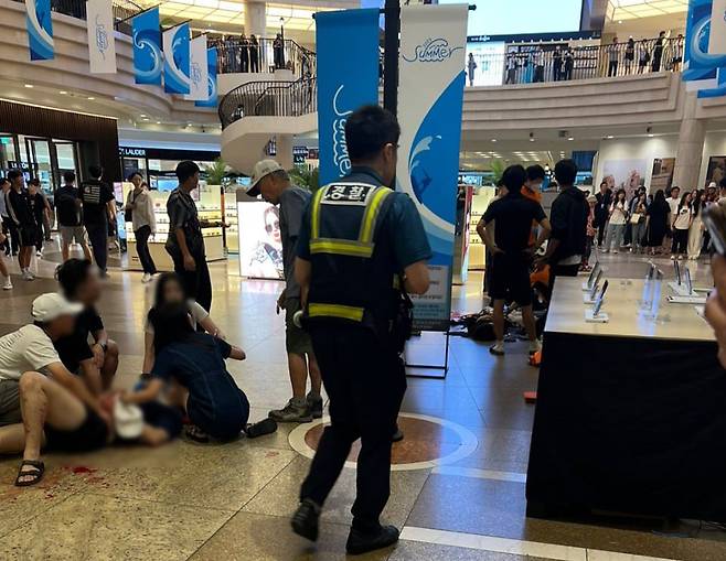 8월 3일 오후 경기도 성남시 분당 서현역사 안에서 칼부림 난동이 벌어진 가운데 시민들과 119대원이 부상자 응급처치를 하고 있다./독자 제공