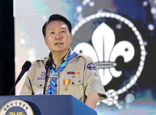 지난 8월2일 오후 전북 부안 새만금 부지에서 열린 '2023 새만금 제25회 세계스카우트잼버리' 개영식에서 윤석열 대통령이 환영사를 하고 있다.<대통령실통신사진기자단·연합뉴스>