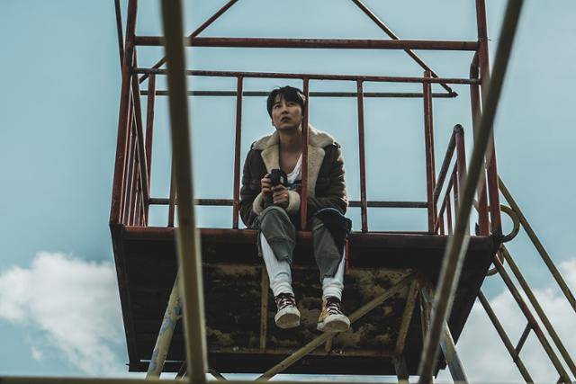 배우 김남길이 영화 '보호자'로 파격 변신에 나선다. '보호자' 스틸컷