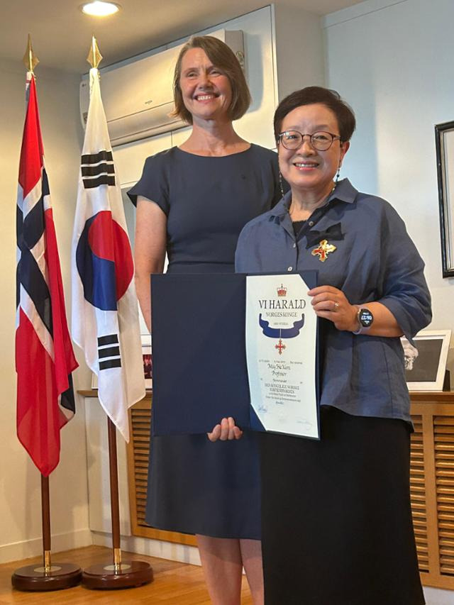 3일 오후 서울 성북구 성북동 노르웨이 대사관저에서 김미혜(75·왼쪽) 한양대 연극영화학과 명예교수에 대한 노르웨이 왕실 공로 훈장 '로열 오더 오브 메리트' 수여식이 열렸다. 노르웨이 하랄 5세 국왕을 대신해 안네 카리 한센 오빈 주한 노르웨이 대사가 김 교수에게 훈장과 휘장을 전달했다. 김소연 기자