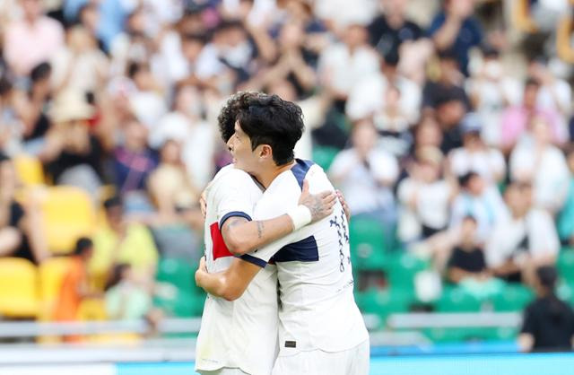 이강인(오른쪽)과 네이마르가 3일 부산아시아드주경기장에서 열린 파리 생제르맹과 전북 현대의 친선전에서 팀의 두 번째 득점 후 포옹을 하고 있다. 부산=연합뉴스