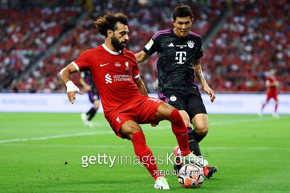 SINGAPORE, SINGAPORE - AUGUST 02: Mohamed Salah #11 of Liverpool controls the ball against Minjae Kim #3 of Bayern Munich during the first half of the pre-season friendly at the National Stadium on August 02, 2023 in Singapore. (Photo by Yong Teck Lim/Getty Images)