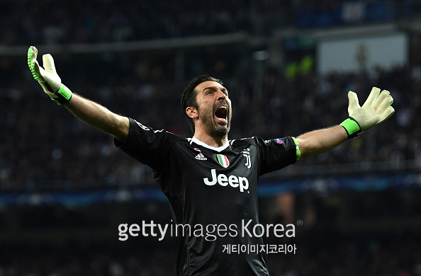 MADRID, SPAIN - APRIL 11: Gianluigi Buffon of Juventus celebrates after his sides third goal during the UEFA Champions League Quarter Final Second Leg match between Real Madrid and Juventus at Estadio Santiago Bernabeu on April 11, 2018 in Madrid, Spain. (Photo by Matthias Hangst/Bongarts/Getty Images)