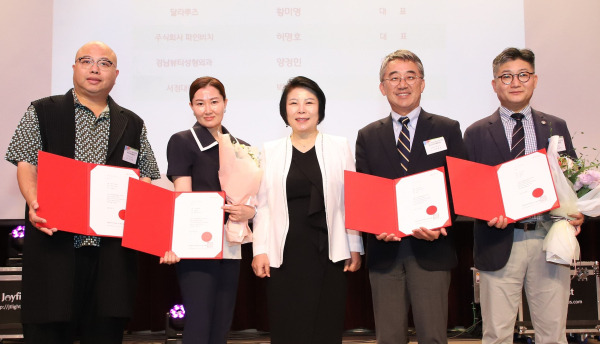 제12회 아시아로하스 산업대전 한국디자인진흥원장상 수상자 (오른쪽 두번째 허명호 파인비치 골프링크스 대표). 피알게이트 제공