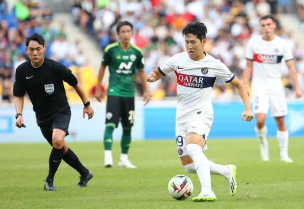 '파리지앵' PSG 이강인의 공격 (부산=연합뉴스) 손형주 기자 = 3일 오후 부산아시아드주경기장에서 열린 '쿠팡플레이 시리즈 3차전' 파리 생제르맹(PSG) 대 K리그1 전북 현대 경기에서 PSG 이강인이 후반 교체 출전해 드리블 하고 있다. 2023.8.3 handbrother@yna.co.kr/2023-08-03 18:43:58/ <저작권자 ⓒ 1980-2023 ㈜연합뉴스. 무단 전재 재배포 금지.>