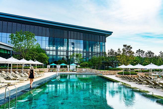 36m 폭의 야외 수영장 스프링 팰리스. 오전 9시 개장에 맞춰 입장하면 수영장을 독차지한 듯한 사진을 담을 수 있다.