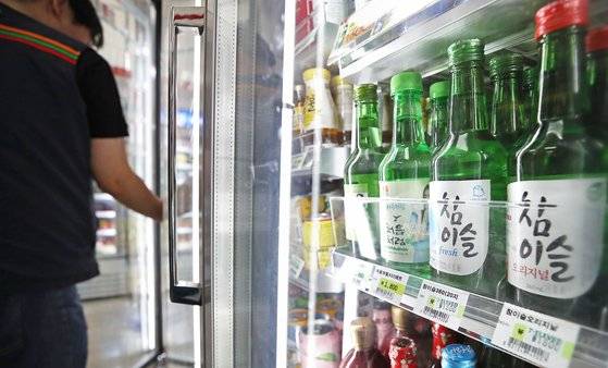 편의점에서 판매되는 하이트진로 주류사의 소주. 뉴시스