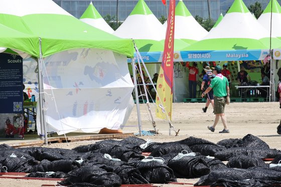 3일 오후 전북 부안군 새만금 세계스카우트 잼버리 델타구역에서 그날막이 깔린 모습. 연합뉴스.