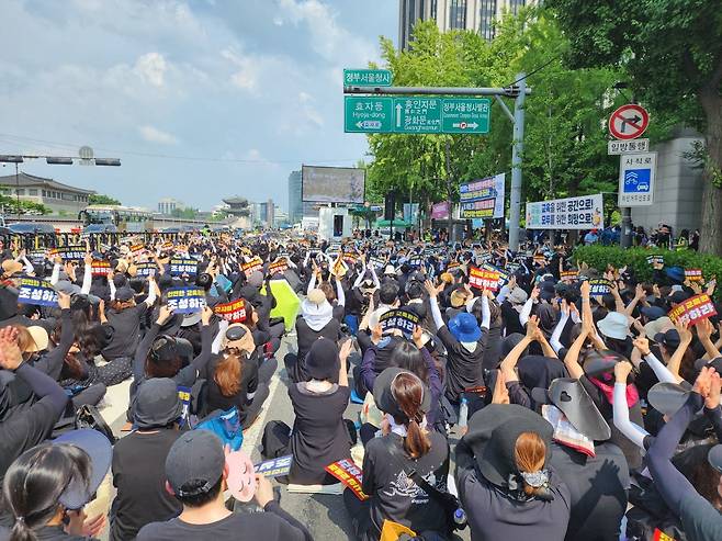 지난달 29일 서울 경복궁역 근처에서 열린 교사 집회. 주관단체, 깃발, 스피 커 소음, 가두행진이 4가지가 없는 ‘4무(無)’ 집회였다. 서경호 기자