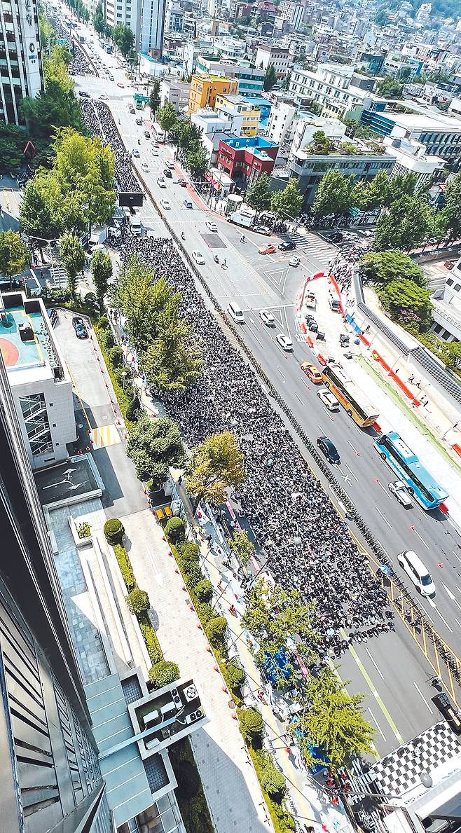 집회 참석자들이 광화문 서쪽부터 지하철 경복궁역을 거쳐 사직공원 앞까지, 또 경복궁 옆 효자로 절반을 가득 채웠다. [뉴스1]