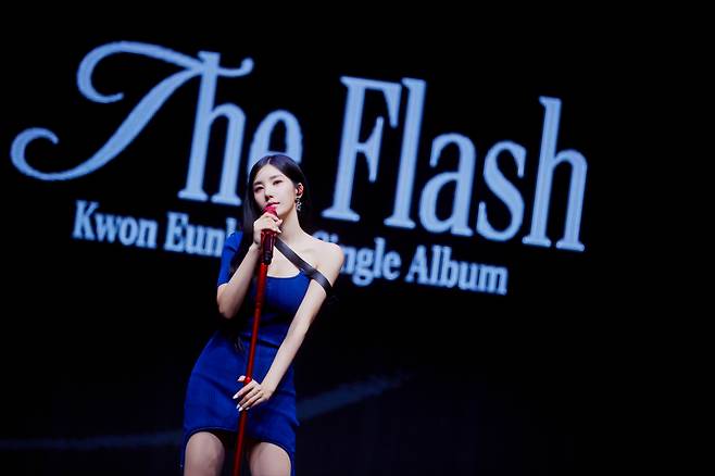 Singer Kwon Eun-bi conducts a press showcase event for her first single "The Flash" in Seoul on Wednesday. (Woolim Entertainment)