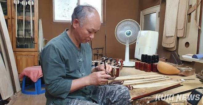 표태선 악기장이 대전시 중구 보문산 공방에서 현악기 작업을 하고 있다.   사진=이익훈 기자