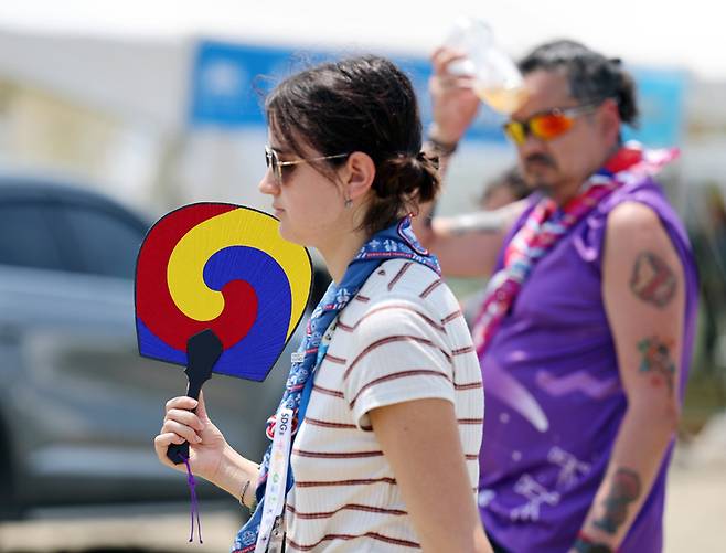 2023 새만금 세계스카우트잼버리 개영일인 2일 전북 부안군 하서면 야영장 델타구역에서 한 참가자가 부채를 흔들며 걸어가고 있다. / 사진=연합뉴스