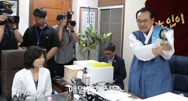 김호일 대한노인회장이 3일 서울 용산구 대한노인회 중앙회에서 노인 비하 발언 논란으로 사과 방문한 김은경 더불어민주당 혁신위원장에게 사과를 받고 면담을 하는 중 김 위원장의 사진을 손으로 때리며 노인 분노를 표현하고 있다.2023.8.3국회사진기자단