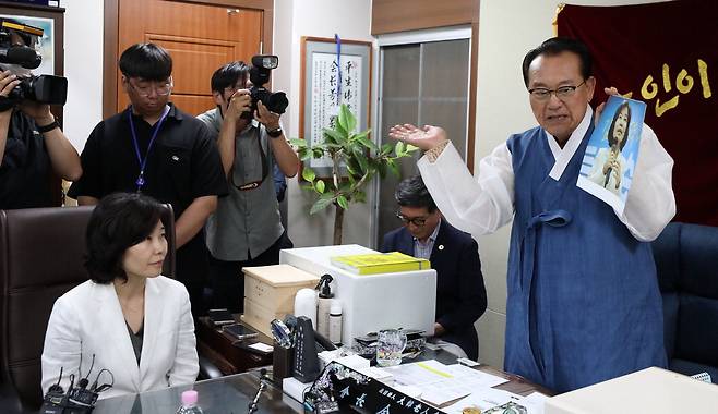 김호일 대한노인회장(오른쪽)이 3일 서울 용산구 대한노인회에서 자신의 발언에 대해 사과하기 위해 방문한 김은경 더불어민주당 혁신위원장과 면담을 하던 중 김 위원장의 사진을 손으로 때리며 분노를 표현하고 있다. 국회사진기자단