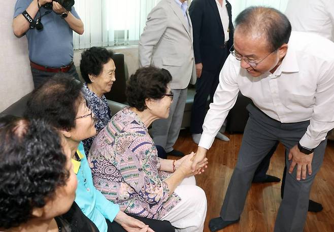 윤재옥 국민의힘 원내대표가 3일 서울 종로구 동원경로당 무더위쉼터를 방문해 폭염 대비 간담회 전 어르신들과 인사하고 있다. (공동취재사진) /사진=뉴시스