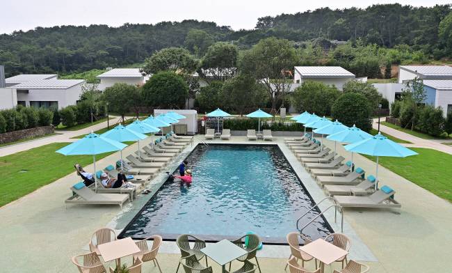 빌라쥬 드 아난티의 회원제 빌라 사이에 있는 회원 전용 공용 수영장. 개별 풀을 갖춘 독채 빌라가 많아서인지 여유롭고 쾌적하다.