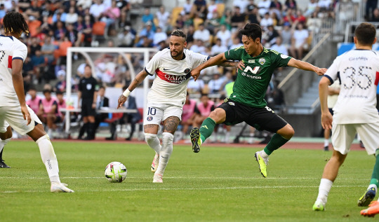 3일 부산 연제구 아시아드주경기장에서 열린 쿠팡플레이시리즈 3차전 파리 생제르맹(PSG)과 전북 현대 모터스의 경기, PSG 네이마르와 전북 백승호가 경합하고 있다. 백동현 기자