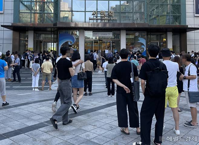 현장을 보고있는 시민들. 이상섭 기자