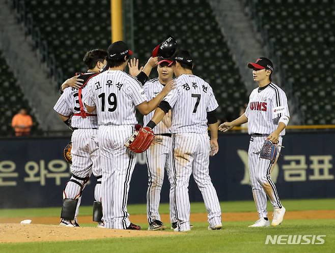 [서울=뉴시스] 김명년 기자 = 2일 서울 송파구 잠실야구장에서 열린 2023 프로야구 KBO리그 키움 히어로즈 대 LG 트윈스의 경기, 6대 3으로 LG트윈스의 승리, LG 선수들이 기쁨을 나누고 있다. 2023.08.02. kmn@newsis.com