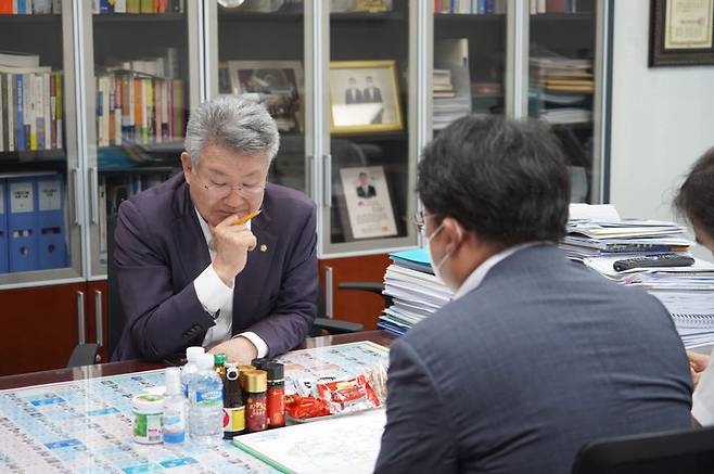 김회재 국회의원이 2일 국토교통부관계자로부터 전라선 SRT운행 보고를 받고 있다. 여수을지역위 제공 *재판매 및 DB 금지